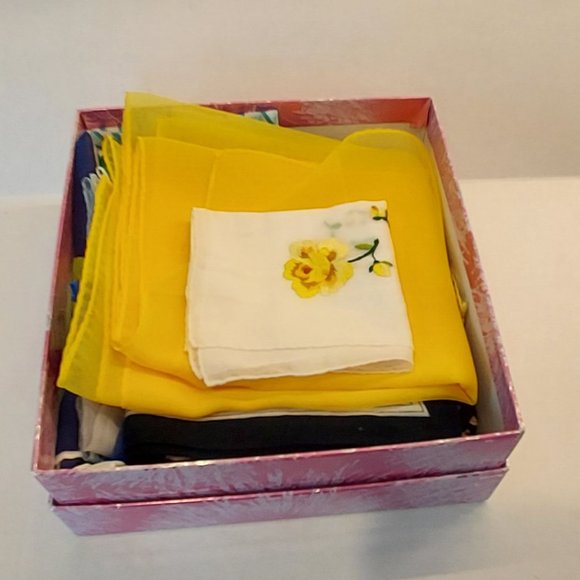 BOX of 11 Vintage handkerchief's and scarves - Picture 10 of 11